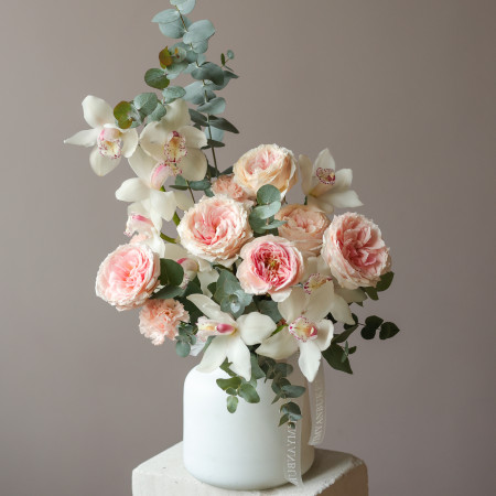 Букет с пионовидными розами, орхидеями и эвкалиптом в вазе