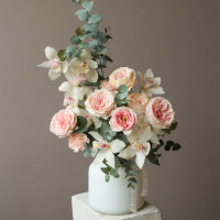 Букет с пионовидными розами, орхидеями и эвкалиптом в вазе