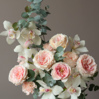 Букет с пионовидными розами, орхидеями и эвкалиптом в вазе