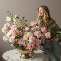 ВАУ премиум композиция с французскими розами, эвкалиптом и ранункулюсами в вазоне-шампанница XL 80 см