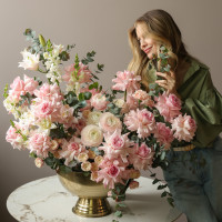 ВАУ премиум композиция с французскими розами, эвкалиптом и ранункулюсами в вазоне-шампанница XL 80 см