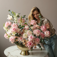 ВАУ премиум композиция с французскими розами, эвкалиптом и ранункулюсами в вазоне-шампанница XL 80 см