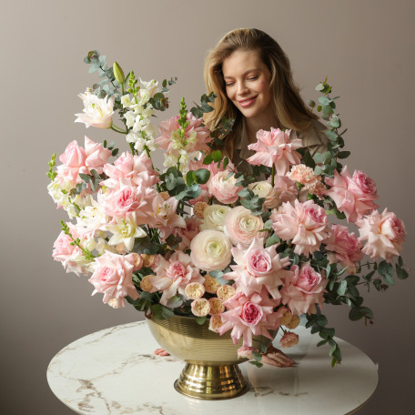 ВАУ премиум композиция с французскими розами, эвкалиптом и ранункулюсами в вазоне-шампанница XL 80 см