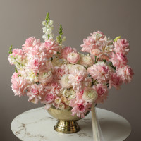 Объемная премиум композиция с миксом розами и ранункулюсами в вазоне XL-90см