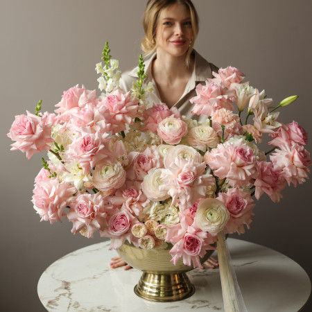 Объемная премиум композиция с миксом розами и ранункулюсами в вазоне XL-90см