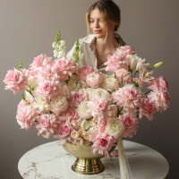 Объемная премиум композиция с миксом розами и ранункулюсами в вазоне XL-90см