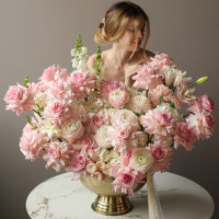 Объемная премиум композиция с миксом розами и ранункулюсами в вазоне XL-90см