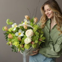 Корзина с лаймовыми орхидеями, ранункулюсами и тюльпанами