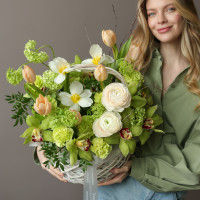 Корзина с лаймовыми орхидеями, ранункулюсами и тюльпанами