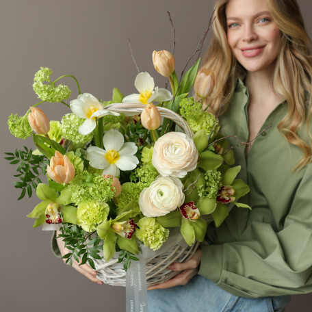 Корзина с лаймовыми орхидеями, ранункулюсами и тюльпанами