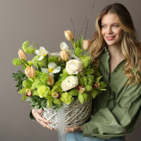 Корзина с лаймовыми орхидеями, ранункулюсами и тюльпанами