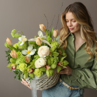 Корзина с лаймовыми орхидеями, ранункулюсами и тюльпанами