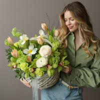 Корзина с лаймовыми орхидеями, ранункулюсами и тюльпанами