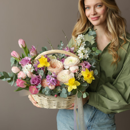Яркая корзинка с первоцветами и эвкалиптом
