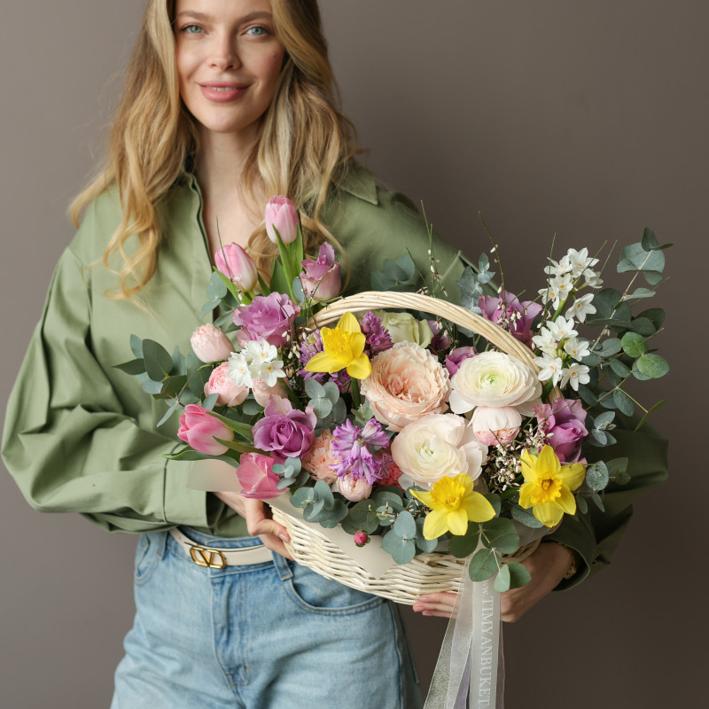 Яркая корзинка с первоцветами и эвкалиптом