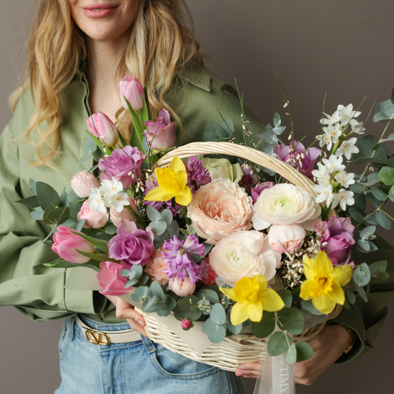 Яркая корзинка с первоцветами и эвкалиптом