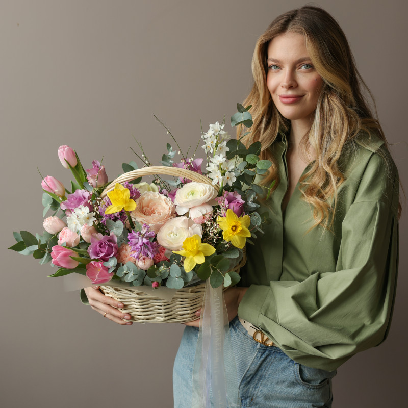 Яркая корзинка с первоцветами и эвкалиптом