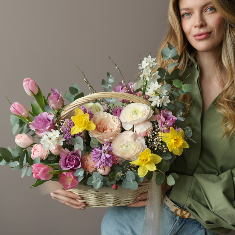 Яркая корзинка с первоцветами и эвкалиптом