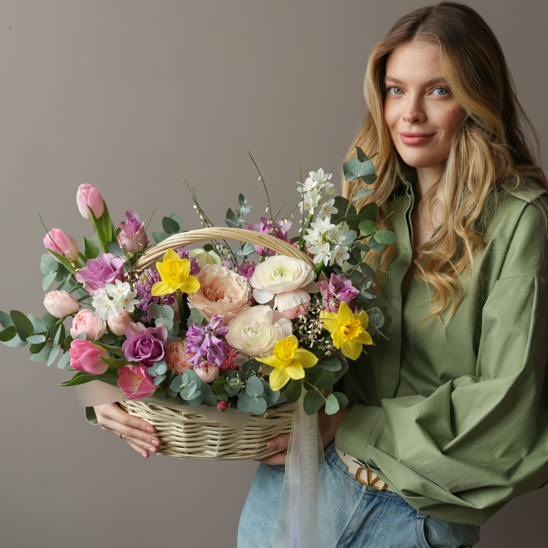 Яркая корзинка с первоцветами и эвкалиптом