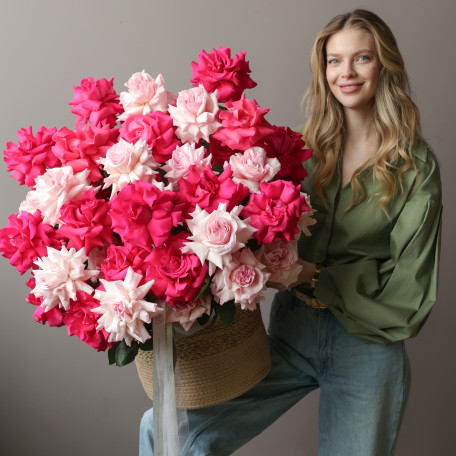 Корзина с французскими малиновыми и розовыми розами  XL 70 см