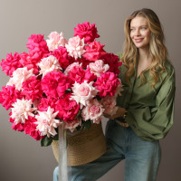 Корзина с французскими малиновыми и розовыми розами  XL 70 см