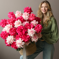 Корзина с французскими малиновыми и розовыми розами  XL 70 см