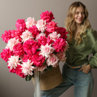 Корзина с французскими малиновыми и розовыми розами  XL 70 см