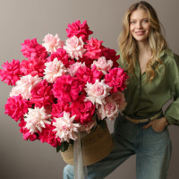 Корзина с французскими малиновыми и розовыми розами  XL 70 см