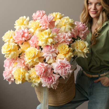 Корзина вау с французскими желтыми и розовыми розами  XL 70 см