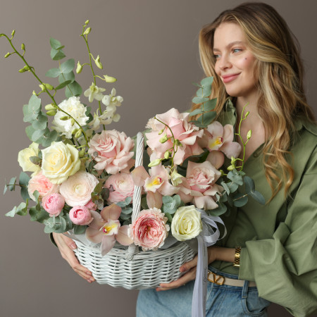 Нежная корзинка с французскими розами и ранункулюсами 40-45 см