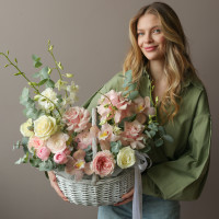 Нежная корзинка с французскими розами и ранункулюсами 40-45 см