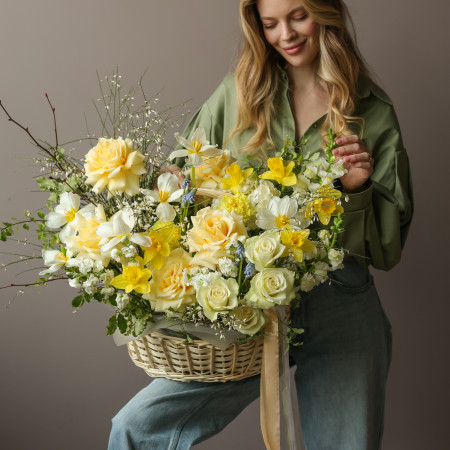 Солнечная корзина с розами и весенними цветами
