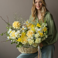 Солнечная корзина с розами и весенними цветами