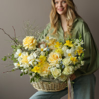 Солнечная корзина с розами и весенними цветами