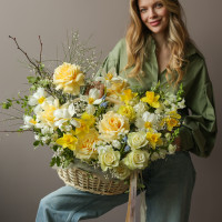 Солнечная корзина с розами и весенними цветами