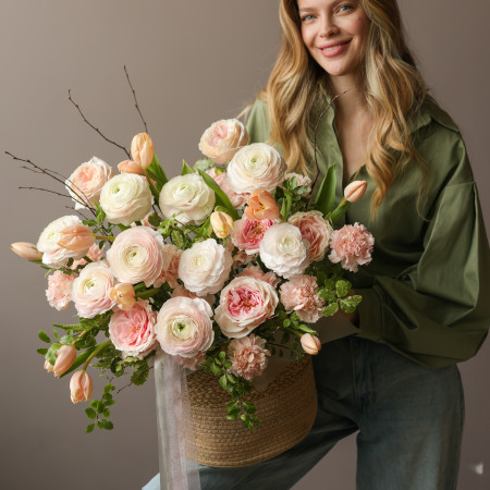 Корзина с ранункулюсами, пионовидными розами и тюльпанами