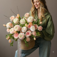 Корзина с ранункулюсами, пионовидными розами и тюльпанами