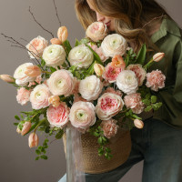 Корзина с ранункулюсами, пионовидными розами и тюльпанами