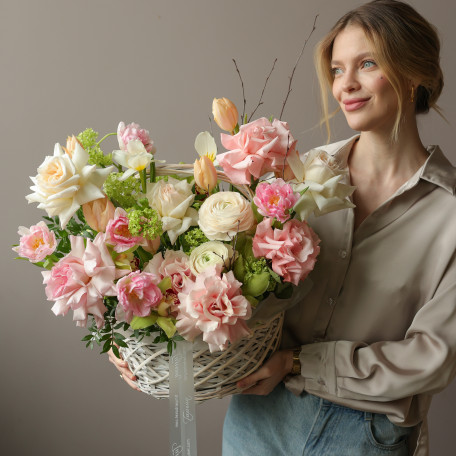 Корзина с микс розами и весенними цветами тюльпаны и ранункулюсы 40-45 см