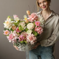 Корзина с микс розами и весенними цветами тюльпаны и ранункулюсы 40-45 см