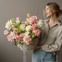 Корзина с микс розами и весенними цветами тюльпаны и ранункулюсы 40-45 см