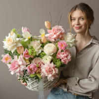 Корзина с микс розами и весенними цветами тюльпаны и ранункулюсы 40-45 см