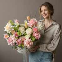 Корзина с микс розами и весенними цветами тюльпаны и ранункулюсы 40-45 см