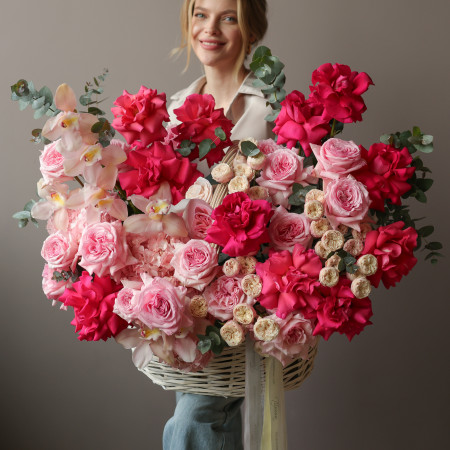 Премиум-корзина с малиновыми французскими розами и миксом роз XL 80-90 см