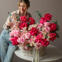 Премиум-корзина с малиновыми французскими розами и миксом роз XL 80-90 см