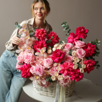 Премиум-корзина с малиновыми французскими розами и миксом роз XL 80-90 см