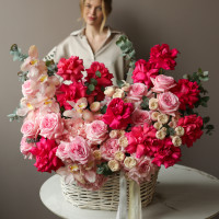 Премиум-корзина с малиновыми французскими розами и миксом роз XL 80-90 см