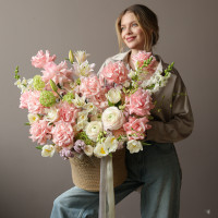 Премиум-корзина с французскими розами и весенними цветами