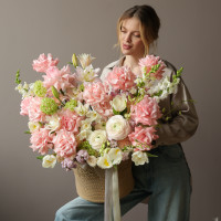 Премиум-корзина с французскими розами и весенними цветами