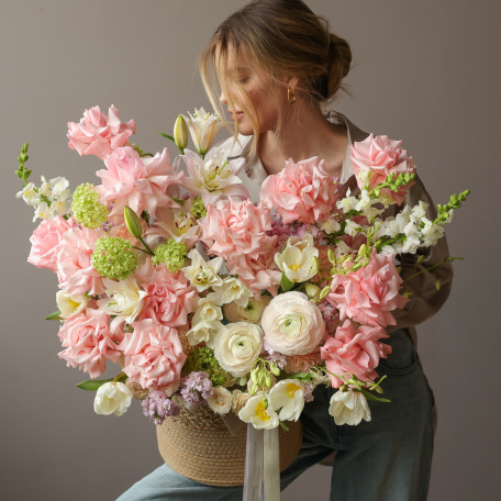 Премиум-корзина с французскими розами и весенними цветами